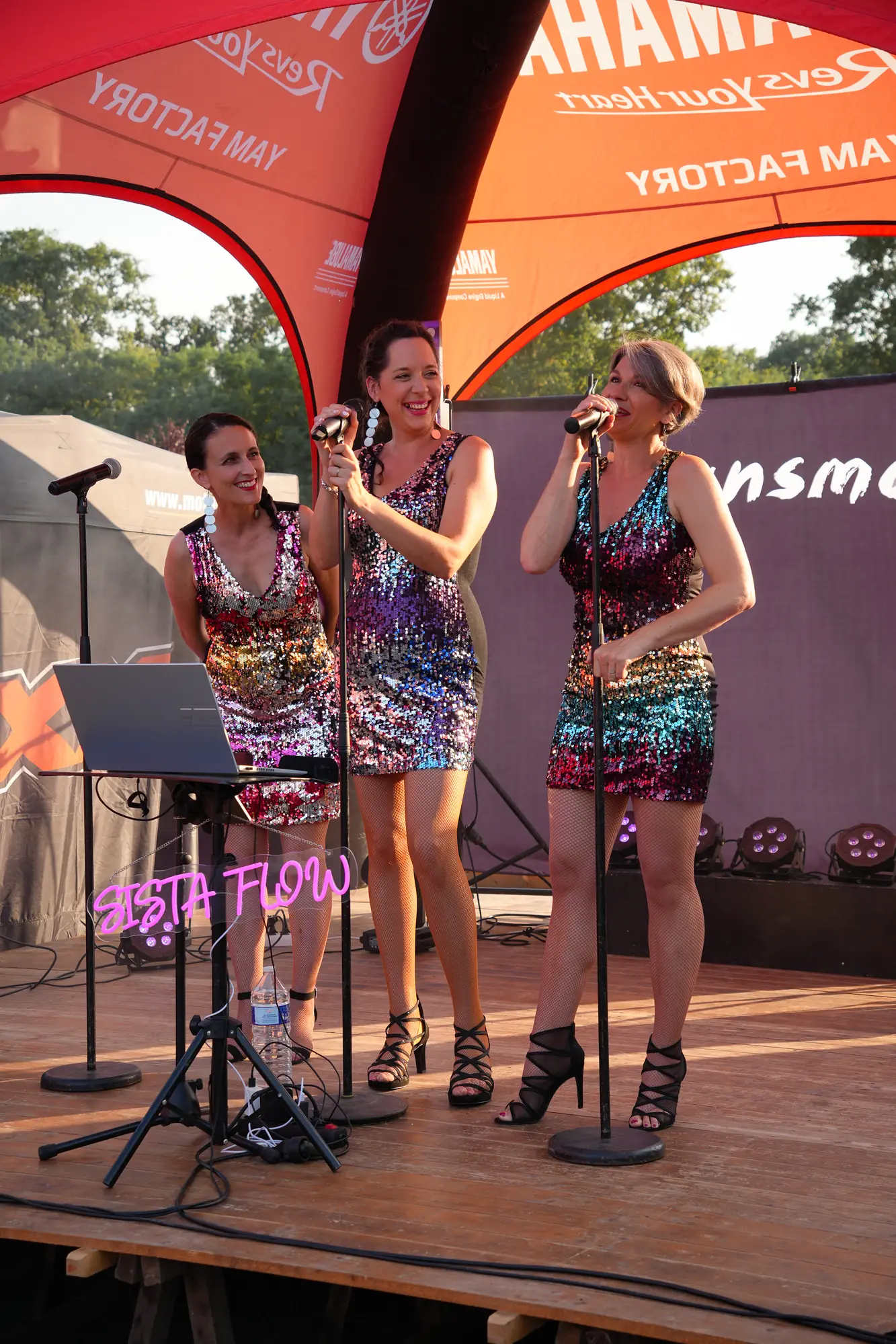 Chanteuses sur scène pendant une fête en plein air