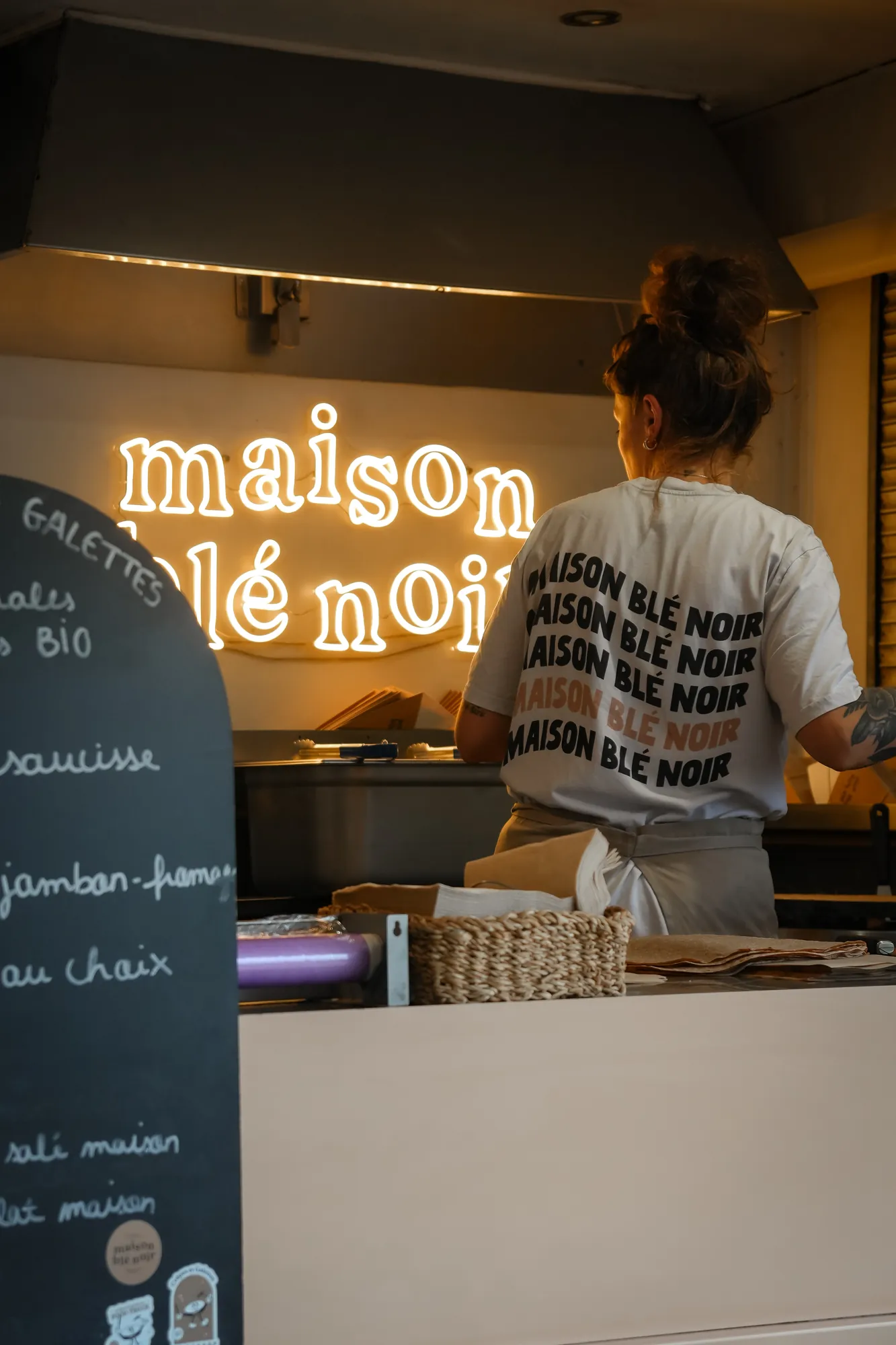Crêpier au travail sur un stand de restauration
