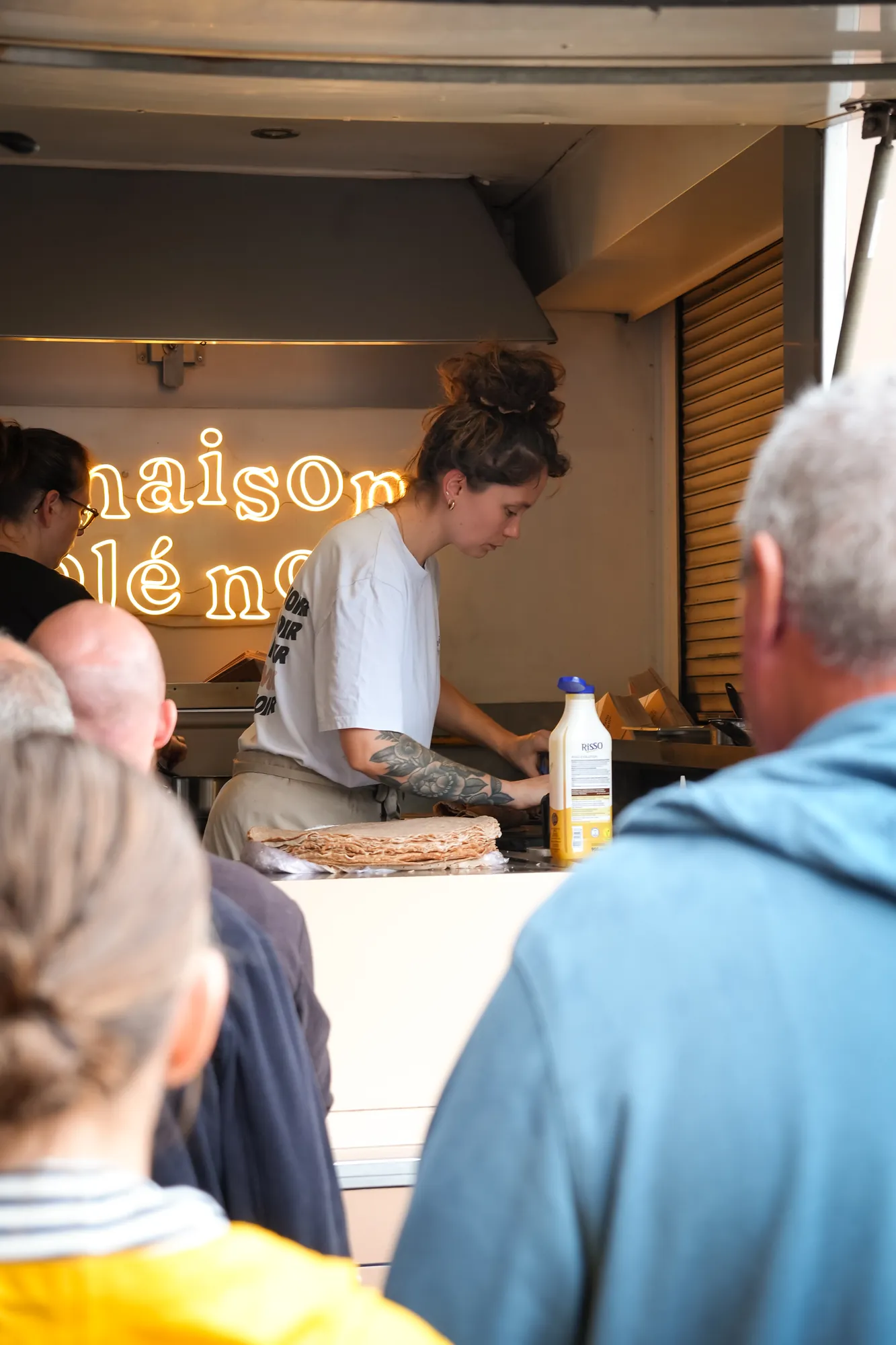 Stand de crêpes et galettes en plein service