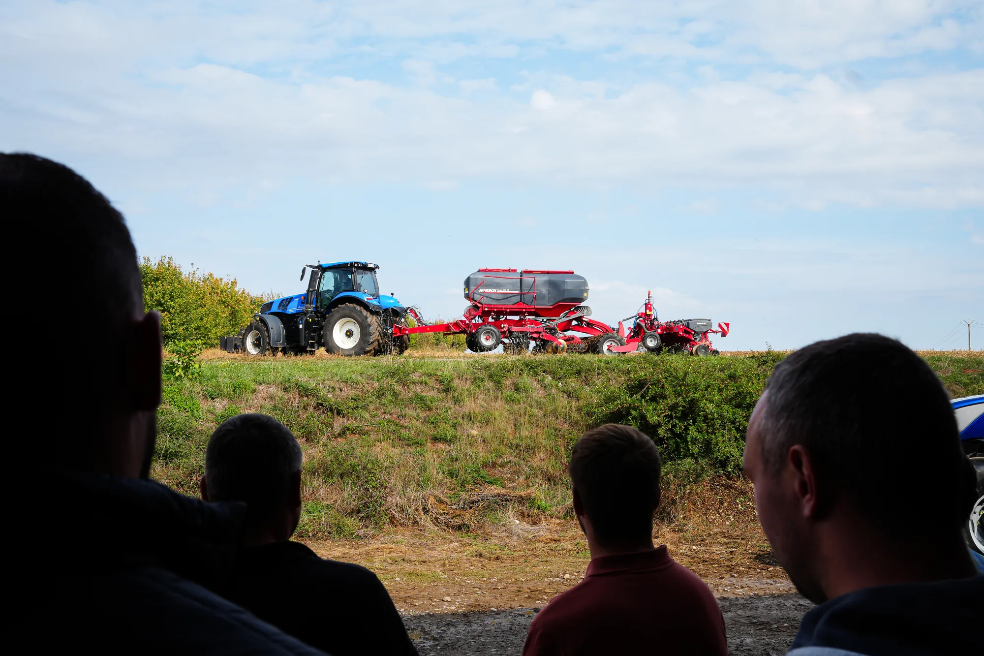 Démonstration de matériel agricole devant le public