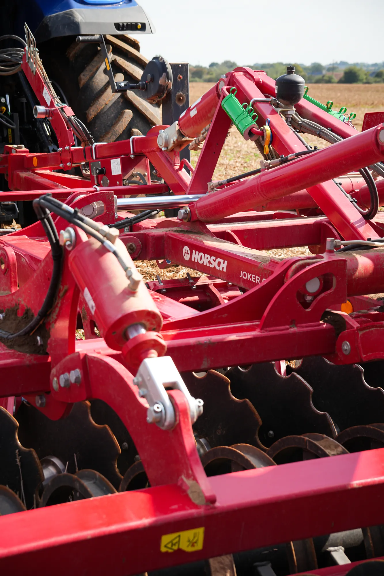 Outil de travail du sol exposé sur un salon agricole