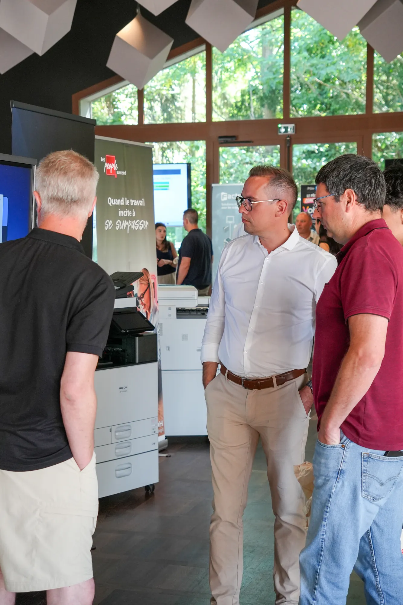 Visiteurs en discussion sur un salon professionnel