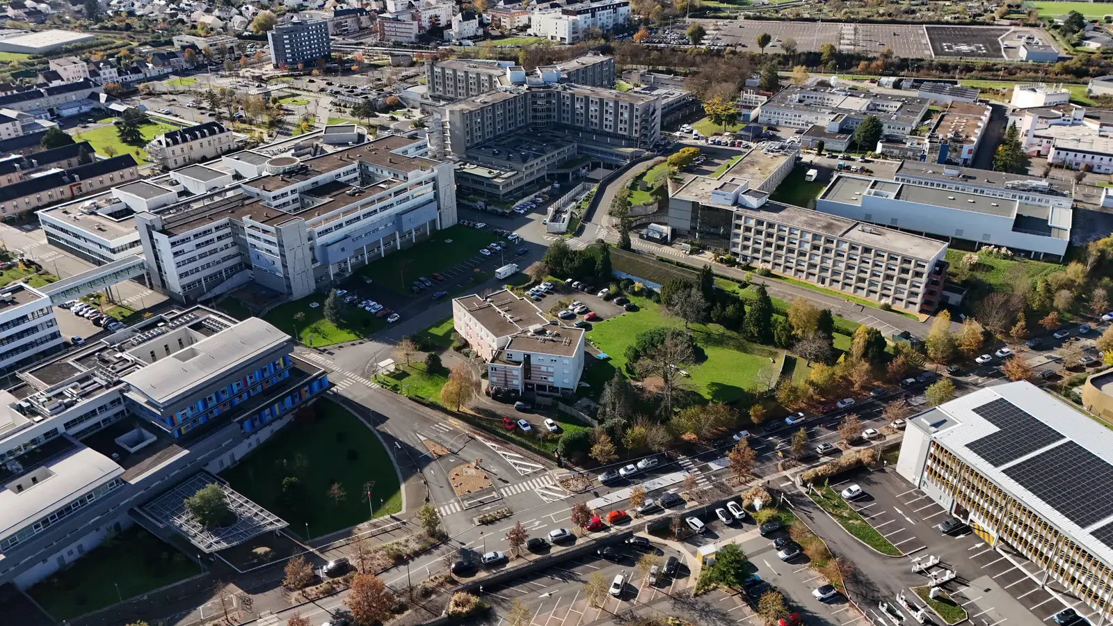 Ensemble de bâtiments tertiaires vus du ciel
