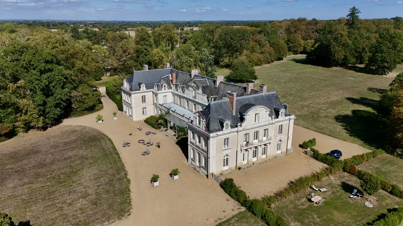 Château et sa cour vus en angle depuis le drone