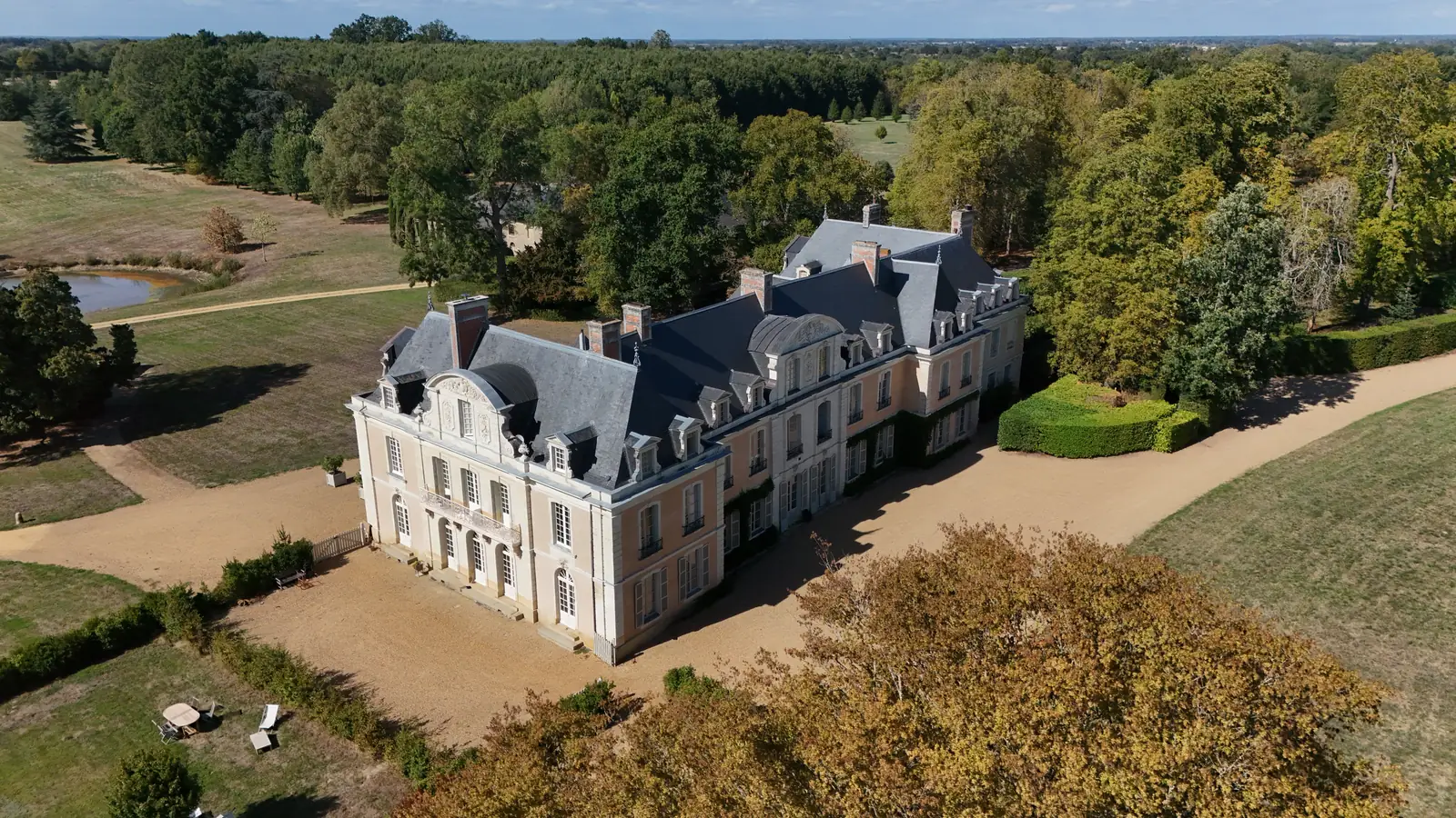 Photographie aérienne d'un château et de son parc