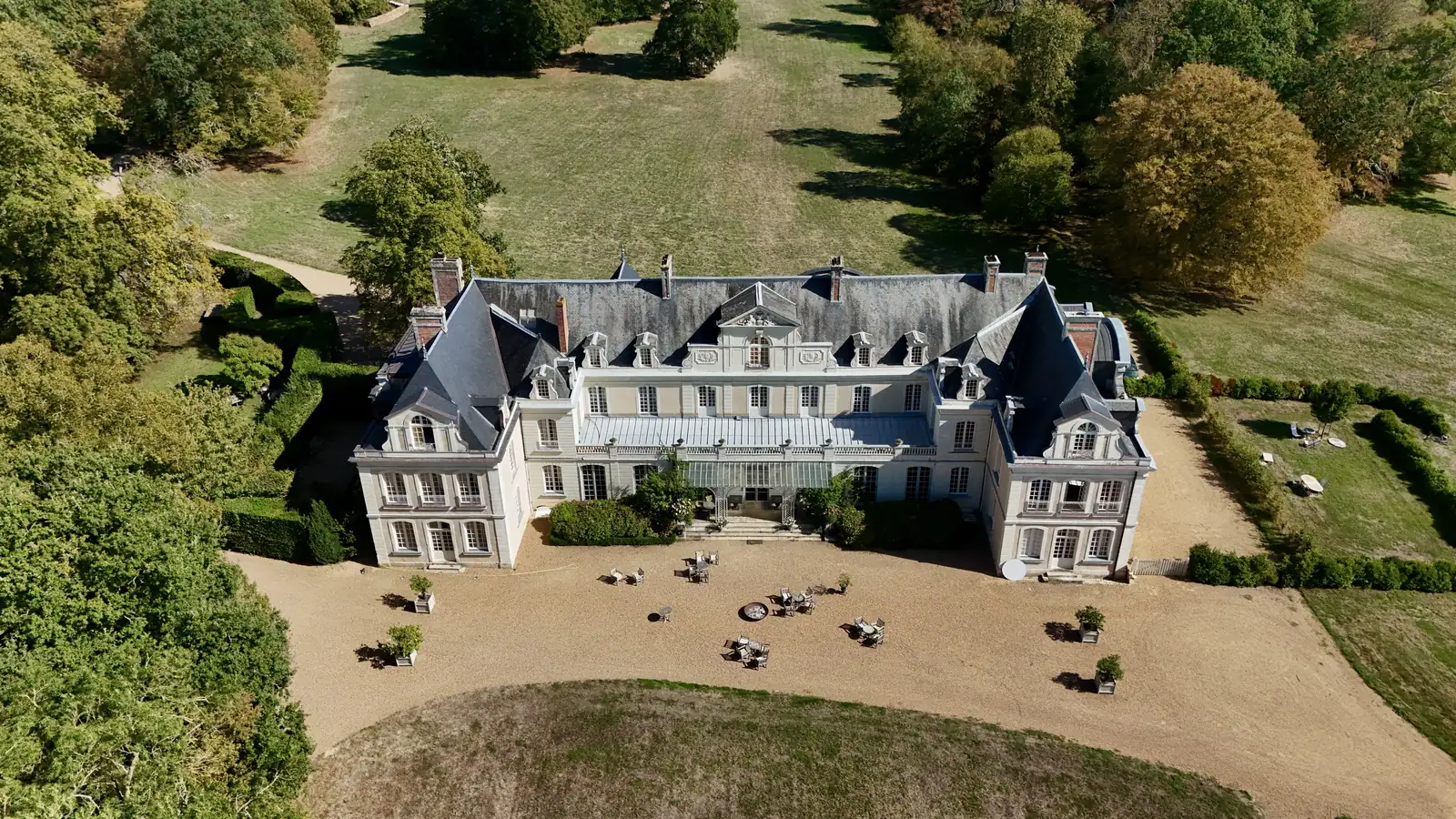 Façade d'un château et sa cour, vue aérienne