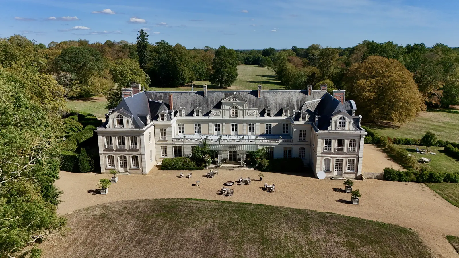 Façade d'un château et son parc, vue aérienne