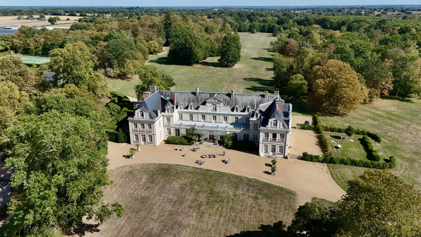 Vue aérienne par drone d'un château et de son parc