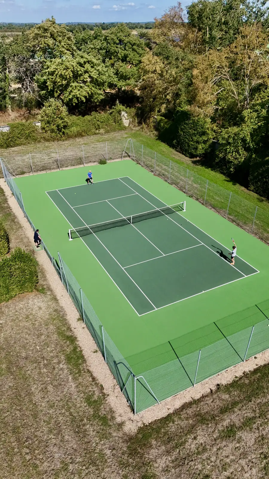 Court de tennis d'un domaine, vu du ciel