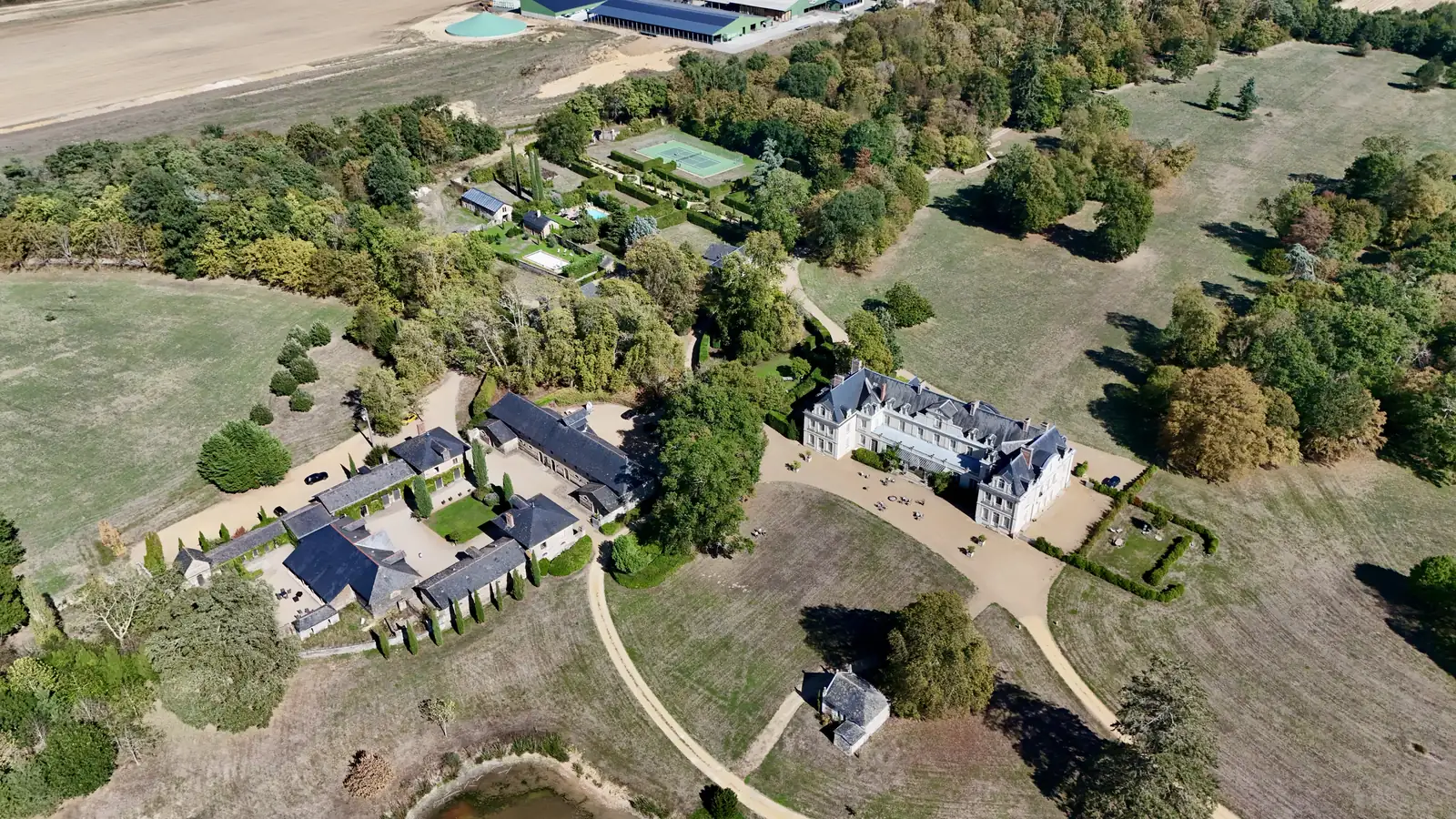 Domaine et ses dépendances vus du ciel