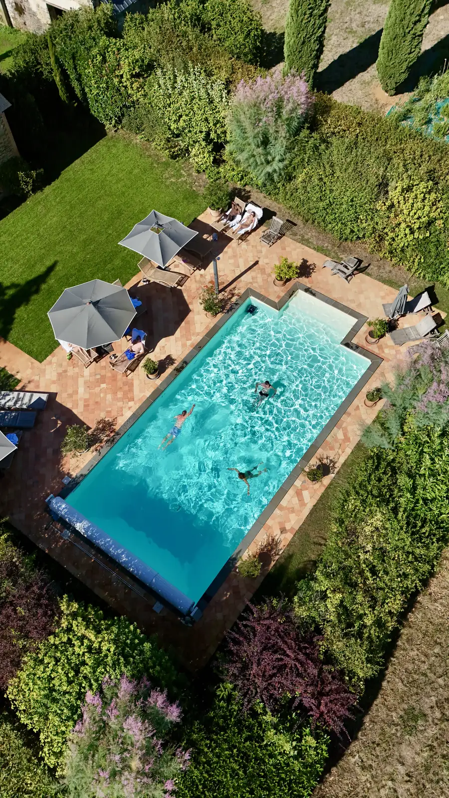 Piscine d'un domaine vue d'en haut