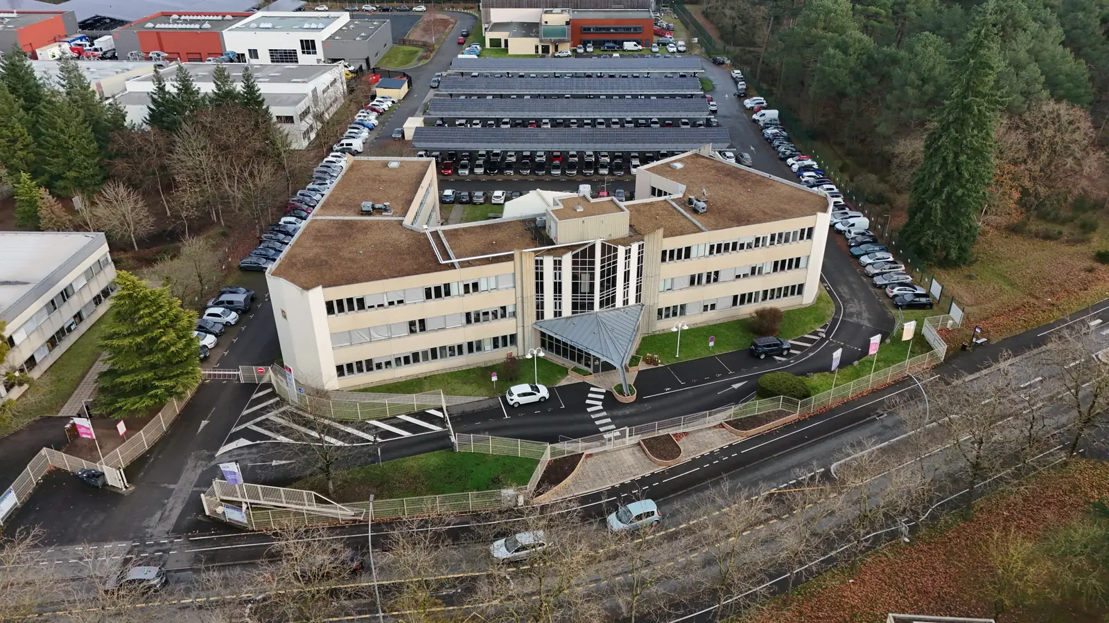 Immeuble de bureaux et son parking vus du drone