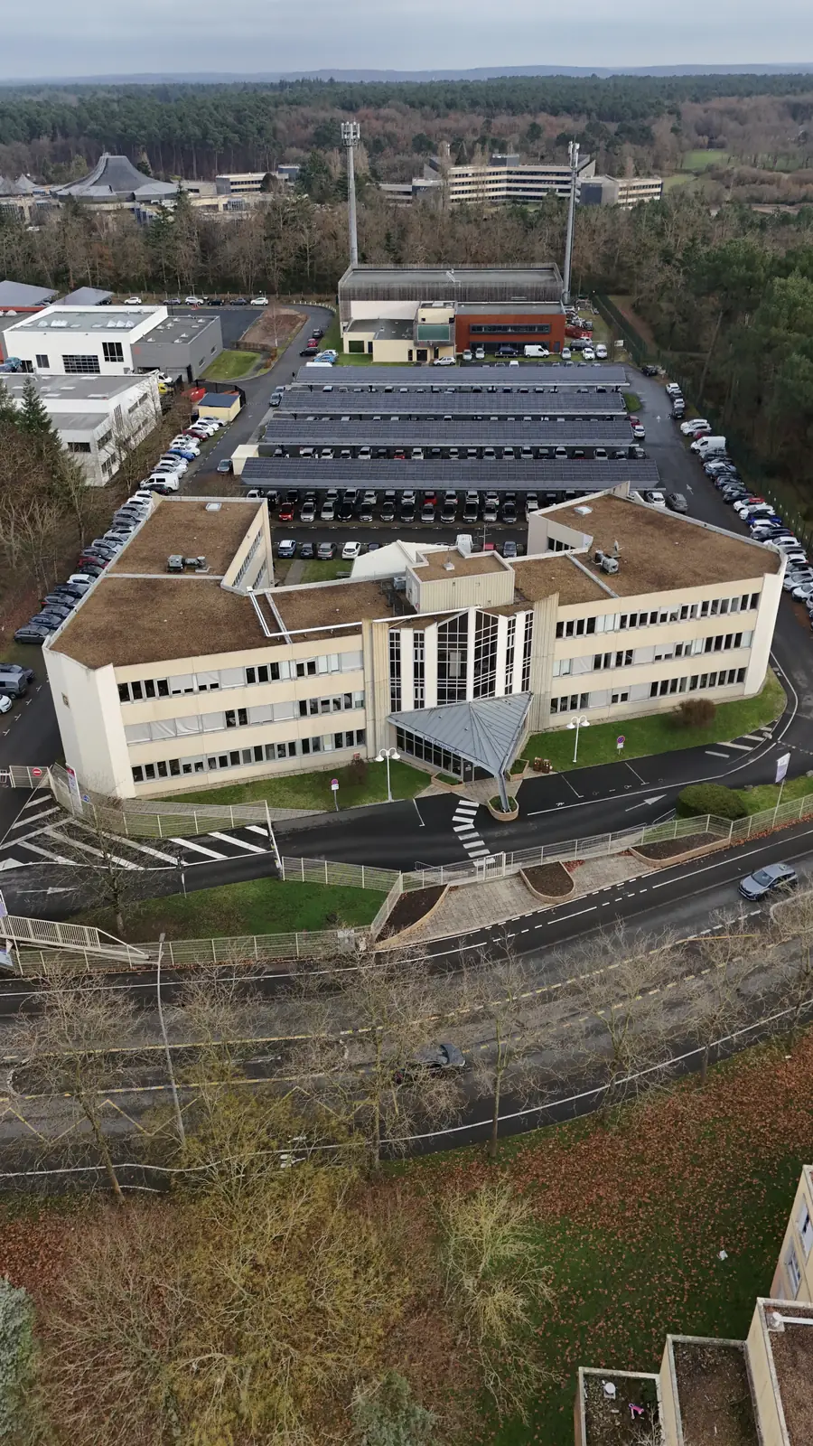 Immeuble de bureaux filmé au drone