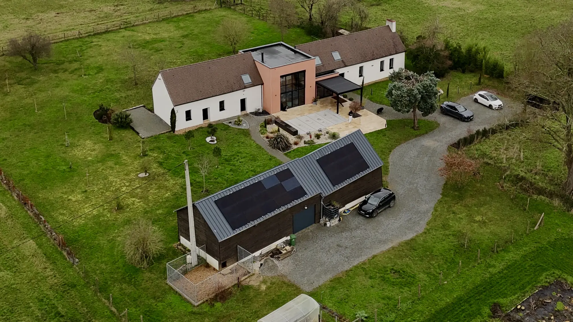 Vue extérieure d'une maison contemporaine à la campagne