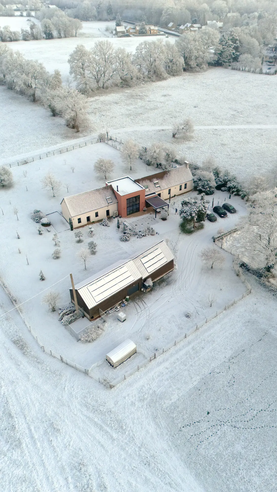Propriété sous la neige vue du drone