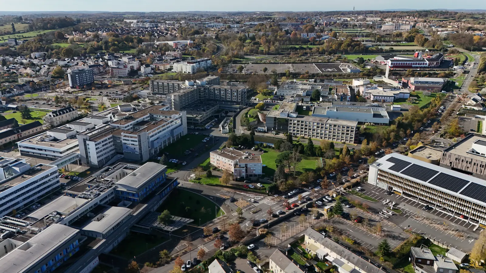 Quartier de bureaux et d'habitations vu du ciel