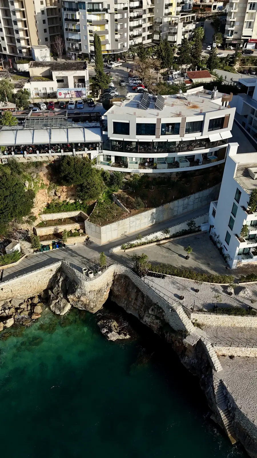 Résidence en bord de mer filmée au drone
