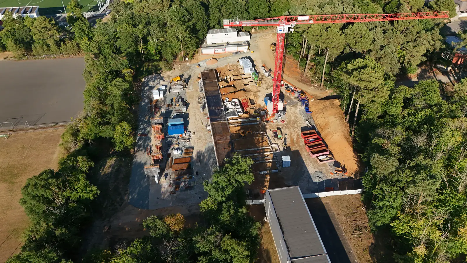 Suivi de chantier au drone, grue et terrassement