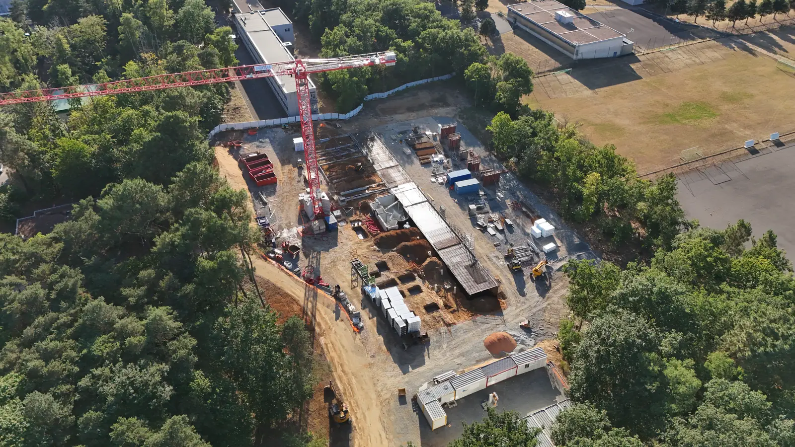 Structure d'un bâtiment en chantier vue du drone
