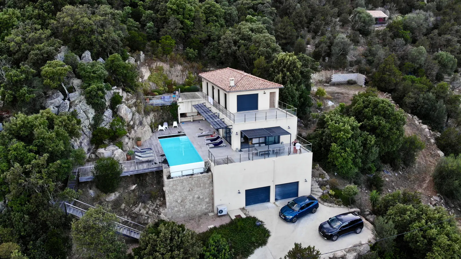 Villa avec piscine filmée au drone pour une vente entre particuliers