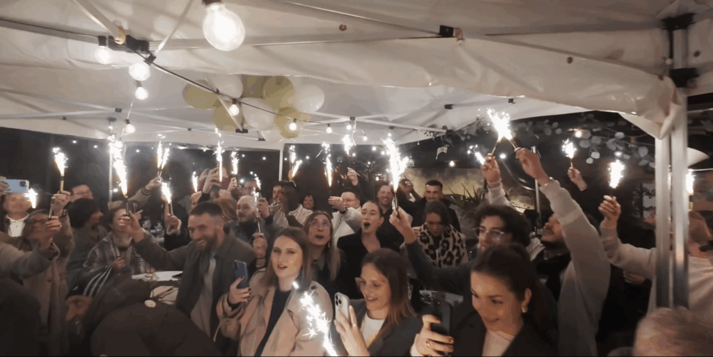 Vue aérienne prise au drone FPV lors de l’arrivée du gâteau d’anniversaire, invités tenant des feux d’artifice, à L’Épicerie du Pré au Mans