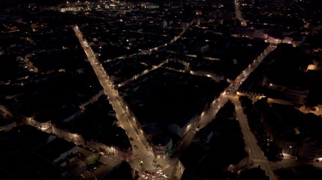 Photo en drone de la rue Gambetta au mans de nuit durant le Bric à Brac du Mans 2025